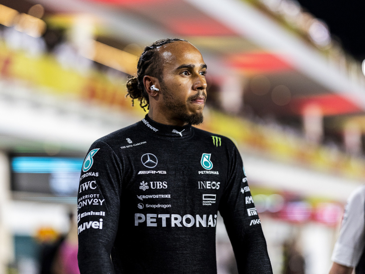 Lewis Hamilton stojí vedľa svojej poškodenej formule