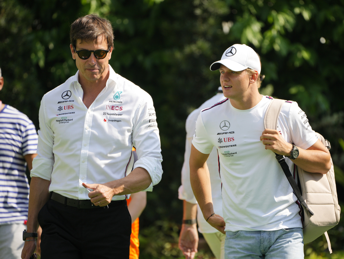  Na snímke šéf Mercedesu Toto Wolff (vľavo) a Mick Schumacher 