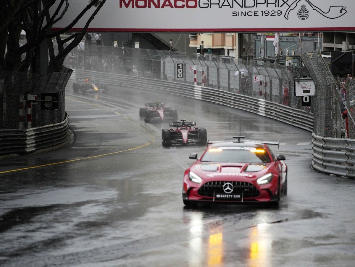 Zahrievacie kolo pred štartom Veľkej ceny Monaka v poriadne daždivých podmienkach
