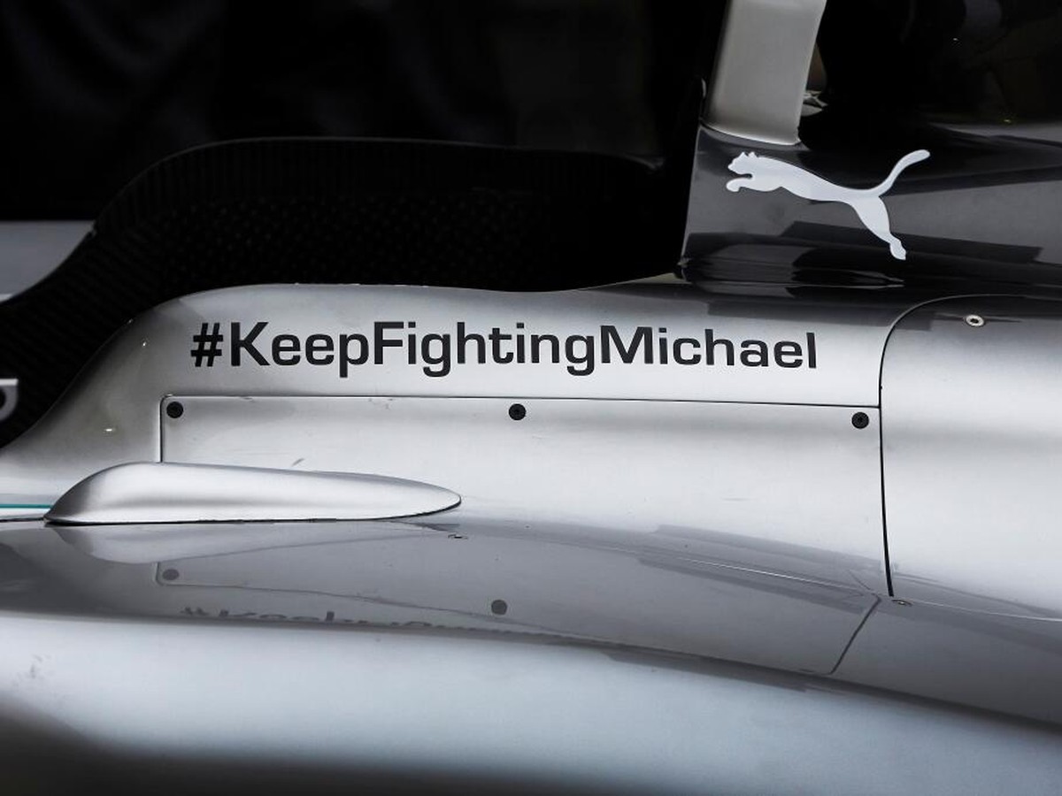 Na trupe vozidla W05 je na striebornom podklade čierny nápis #KeepFightingMichael.