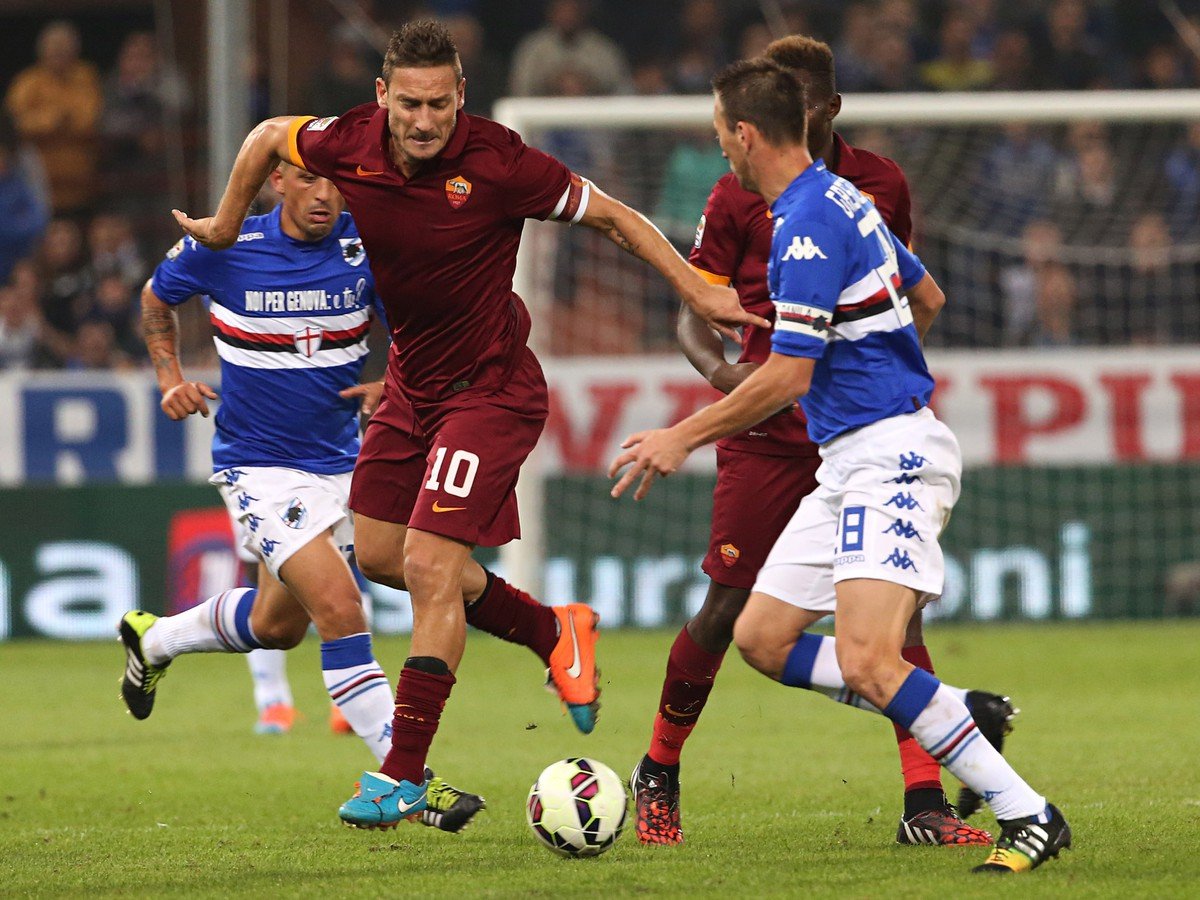 Francesco Totti a Daniele Gastaldello v súboji o loptu