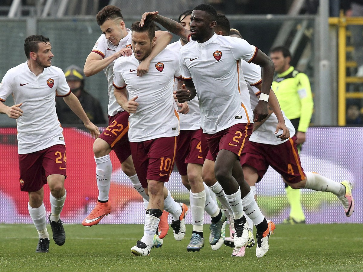 Francesco Totti oslavuje gól so svojimi spoluhráčmi  