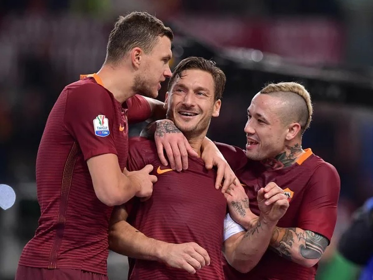 Francesco Totti sa teší so spoluhráčmi z víťazného gólu