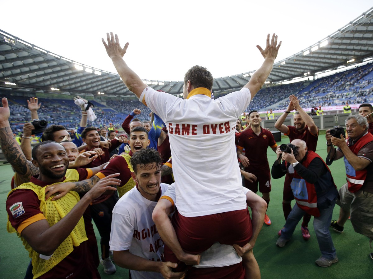 Francesco Totti so spoluhráčmi oslavuje triumf v rímskom derby s Laziom