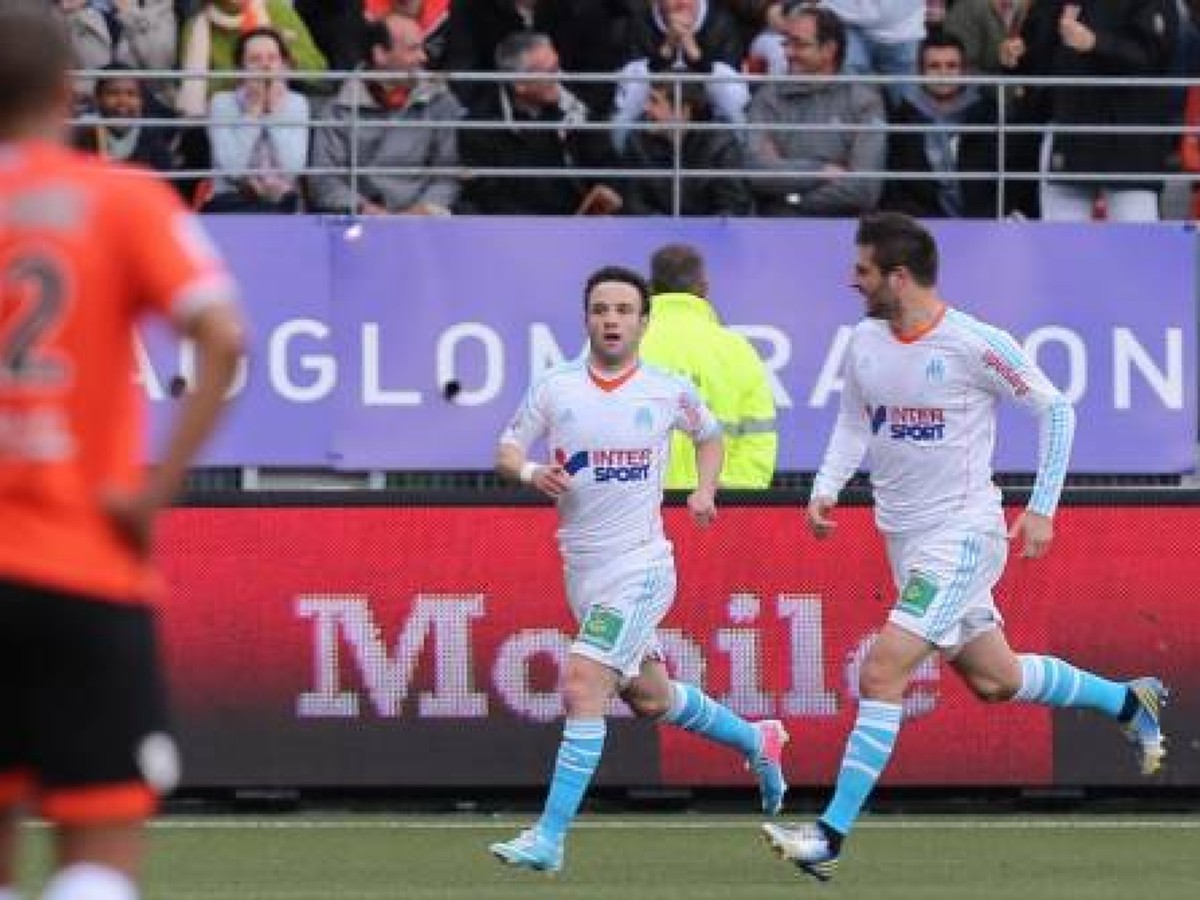 Mathieu Valbuena so spoluhráčmi oslavuje svoj víťazný gól