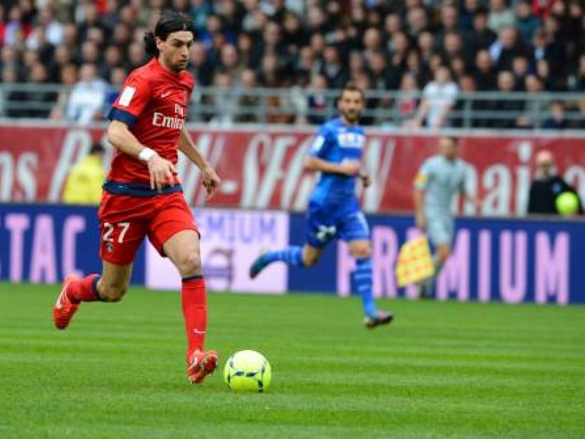 Javier Pastore a Ezéquiel Lavezzi prenikajú defenzívou Troyes