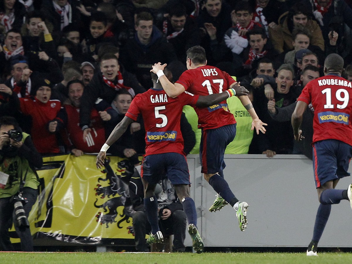 Futbalisti Lille oslavujú gól proti Lyonu