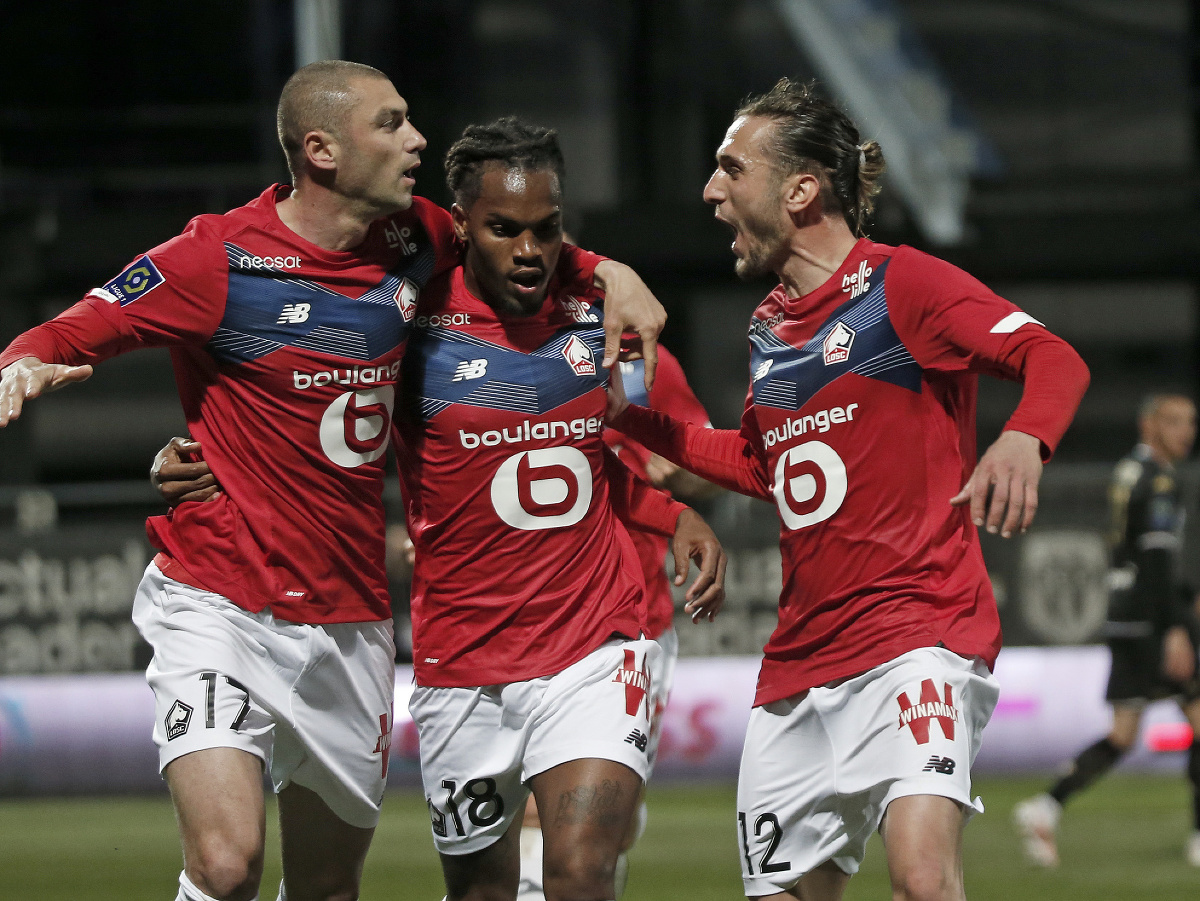 Burak Yilmaz, Renato Sanches a Yusuf Yazici oslavujú gól Lille