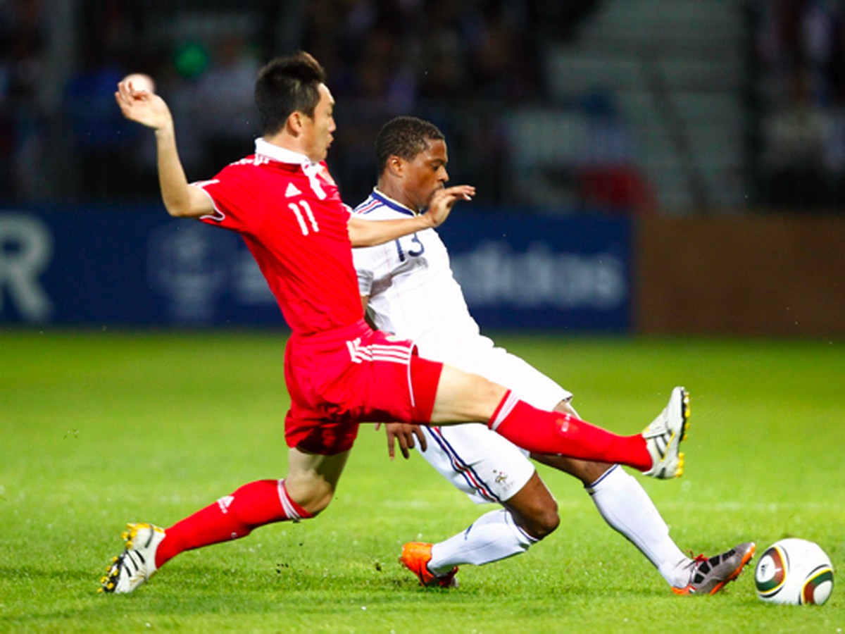 Patrice Evra a Qu Bo 