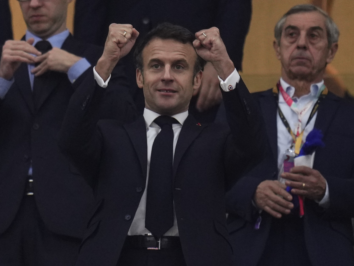 Francúzsky prezident Emmanuel Macron sleduje semifinále MS vo futbale