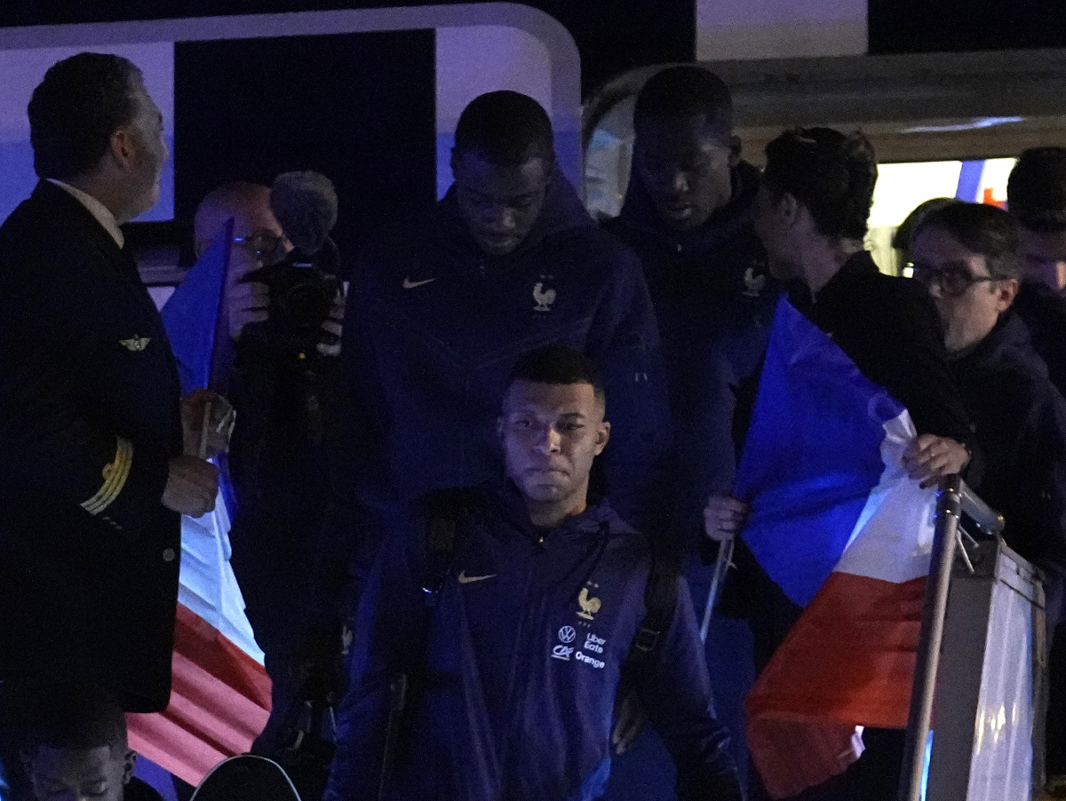 Francúzsky futbalista Kylian Mbappé (vpredu) vystupuje z lietadla po príchode francúzskej futbalovej reprezentácie na letisko Roissy