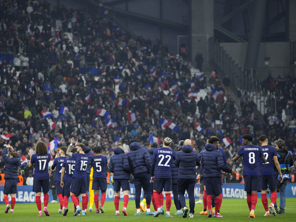 Francúzski futbalisti oslavujú výhru