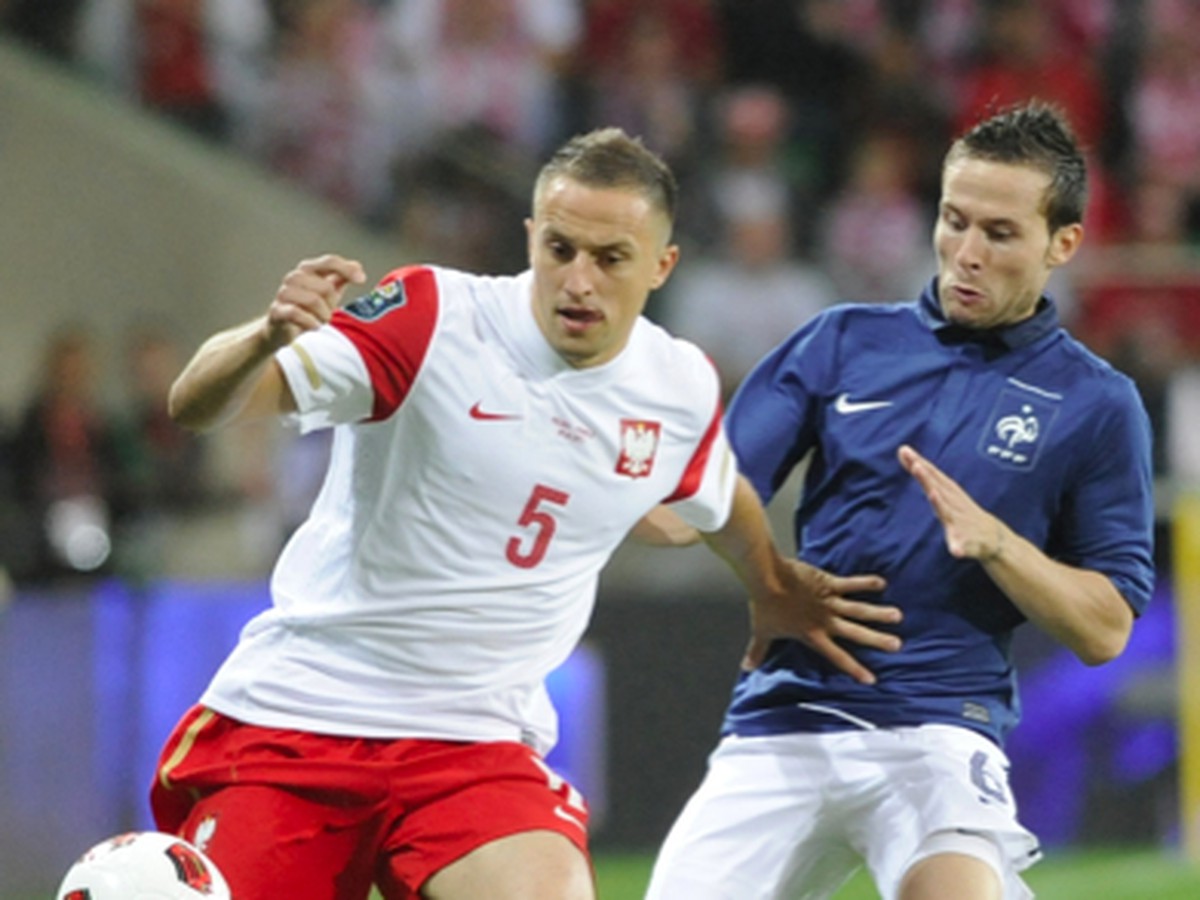 Dariusz Dudka a Yohan Cabaye v súboji o loptu