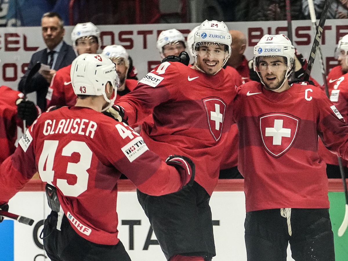 Hráči Švajčiarska oslavujú gól