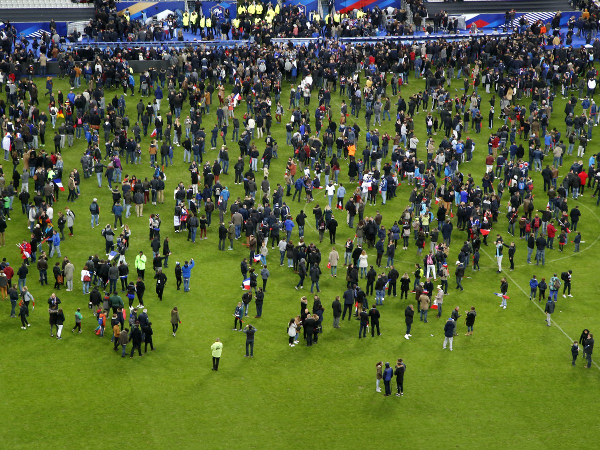 Vydesený dav ľudí na Stade de France