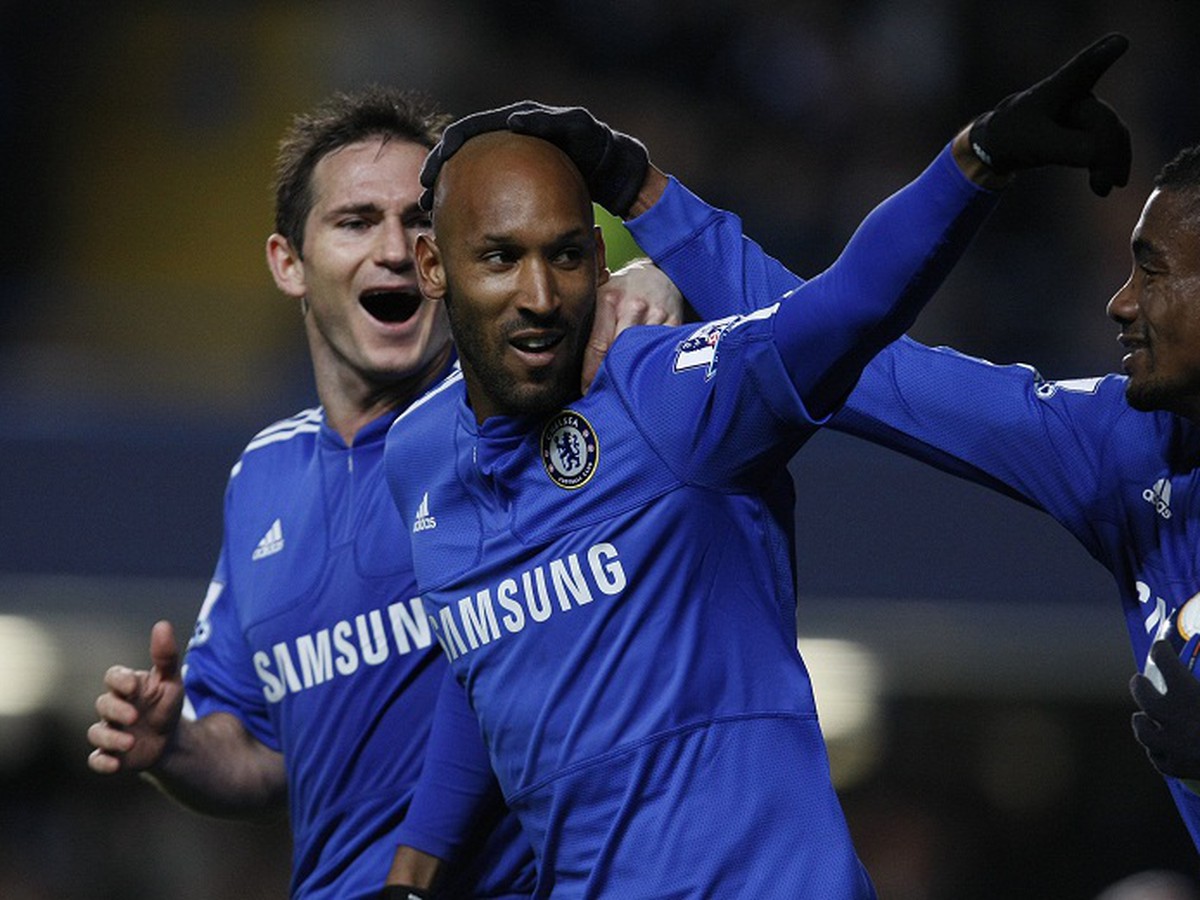Strelec jediného gólu Nicolas Anelka s Lampardom