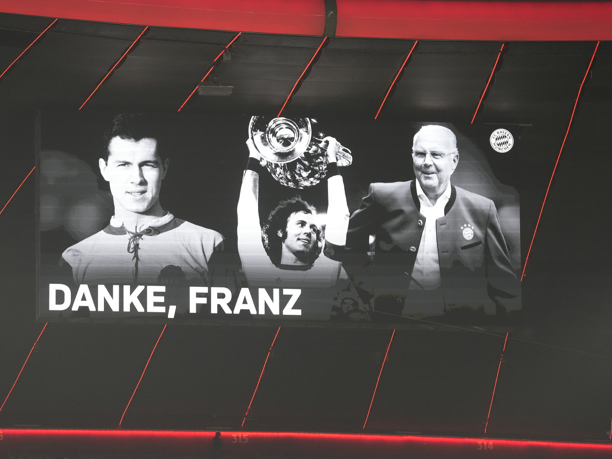Štart jarnej časti nemeckej Bundesligy zatienilo úmrtie Franza Beckenbauera a futbalisti Bayernu Mníchov si v piatok uctili klubovú legendu dôstojne.