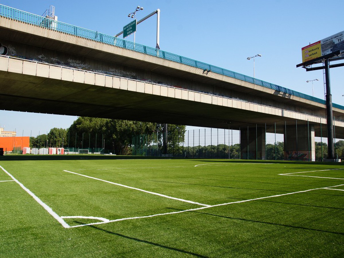Futbalové ihrisko v areáli FTVŠ UK - pod mostom