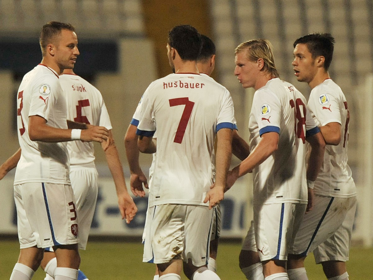 Českí reprezentanti oslavujú gól do siete Malty