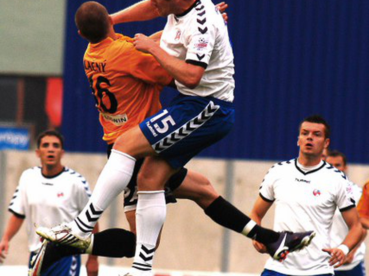 Miloš Lačný a Jiři Homola v súboji o loptu