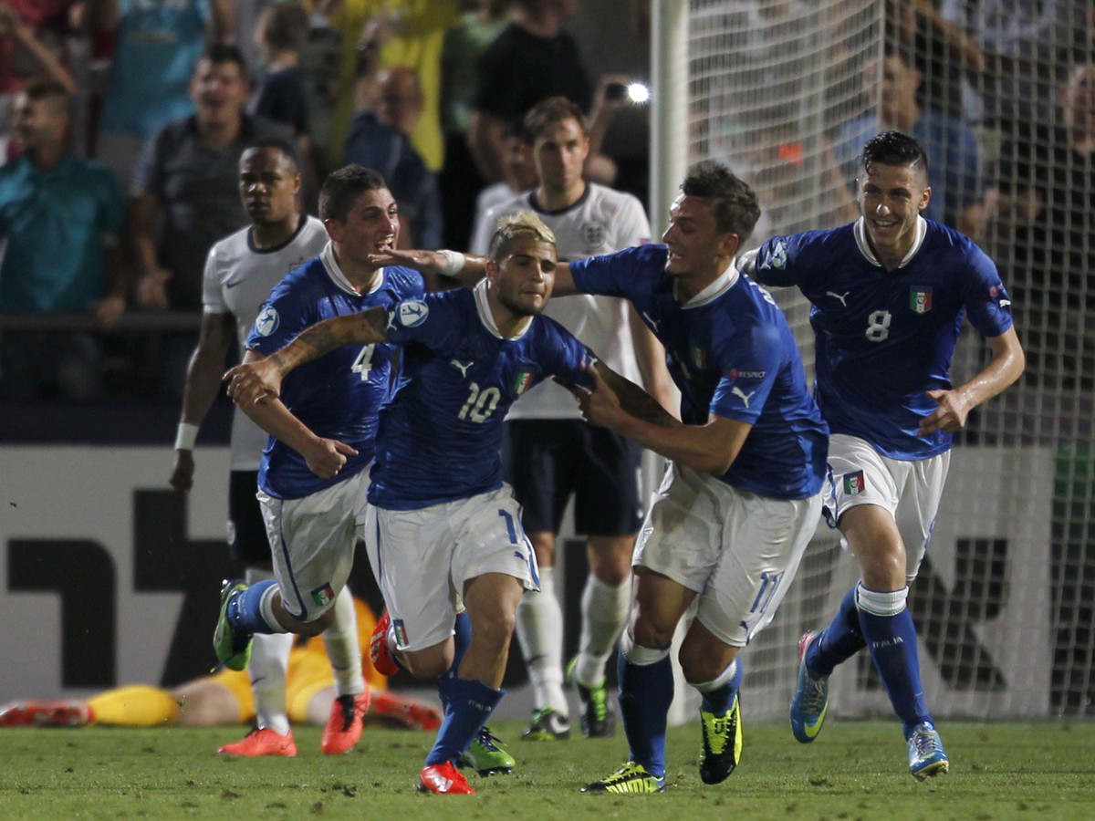 Lorenzo Insigne sa teší z gólu so spoluhráčmi