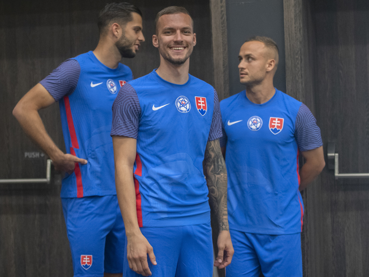 Slovenskí futbaloví reprezentanti zľava Dávid Hancko, Lukáš Haraslín a Stanislav Lobotka na zraze slovenskej futbalovej reprezentácie pred zápasmi Ligy národov