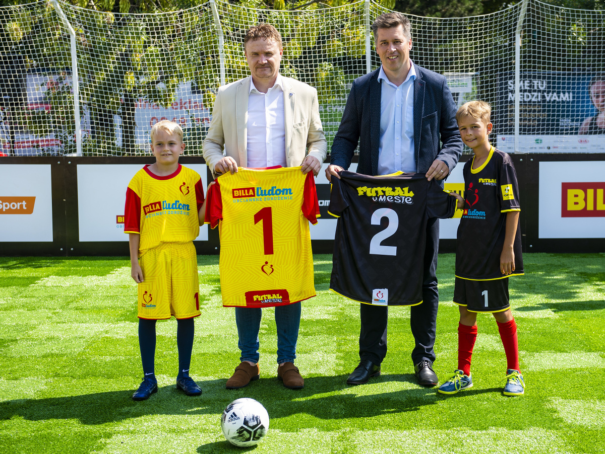 Takto otvárali projekt Futbal v meste prezident Ivan Kozák a predseda predstavenstva o.z. BILLA ľuďom Pavol Staňo v lete 2020. 