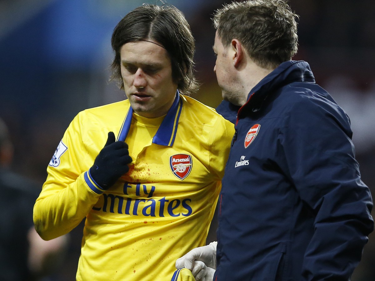Futbalový stredopoliar Arsenalu Londýn Tomáš Rosický si Aston Villy zapamätá aj trochu inak.