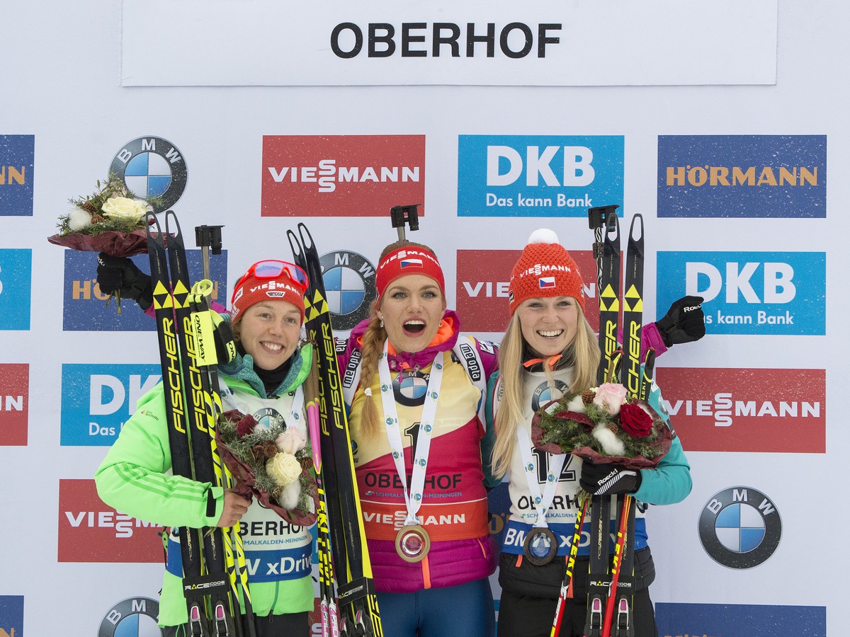 Češka Gabriela Koukalová (uprostred) sa raduje z víťazstva