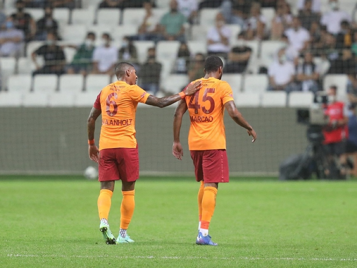 Obranca Galatasarayu Marcao (45) opúšťa trávnik