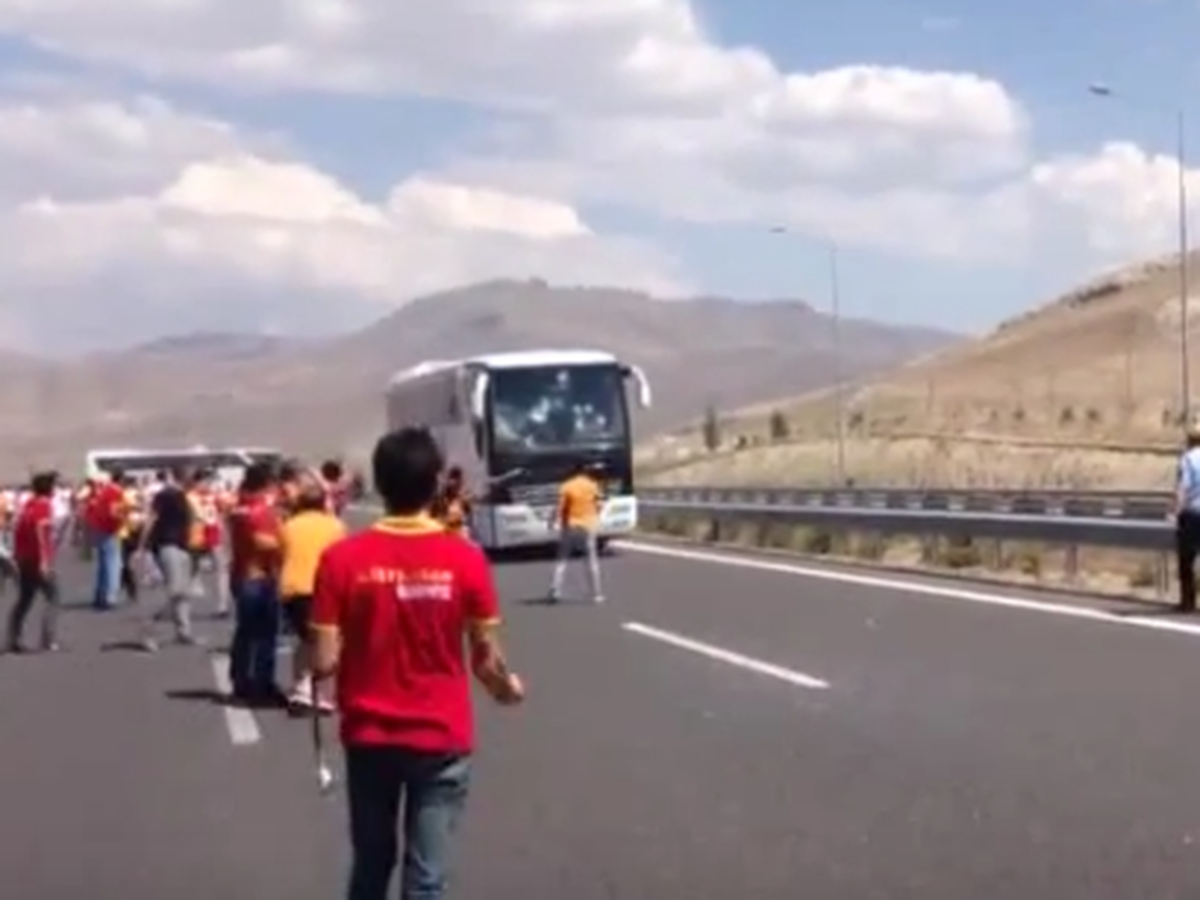 Chuligáni ničia autobus súpera