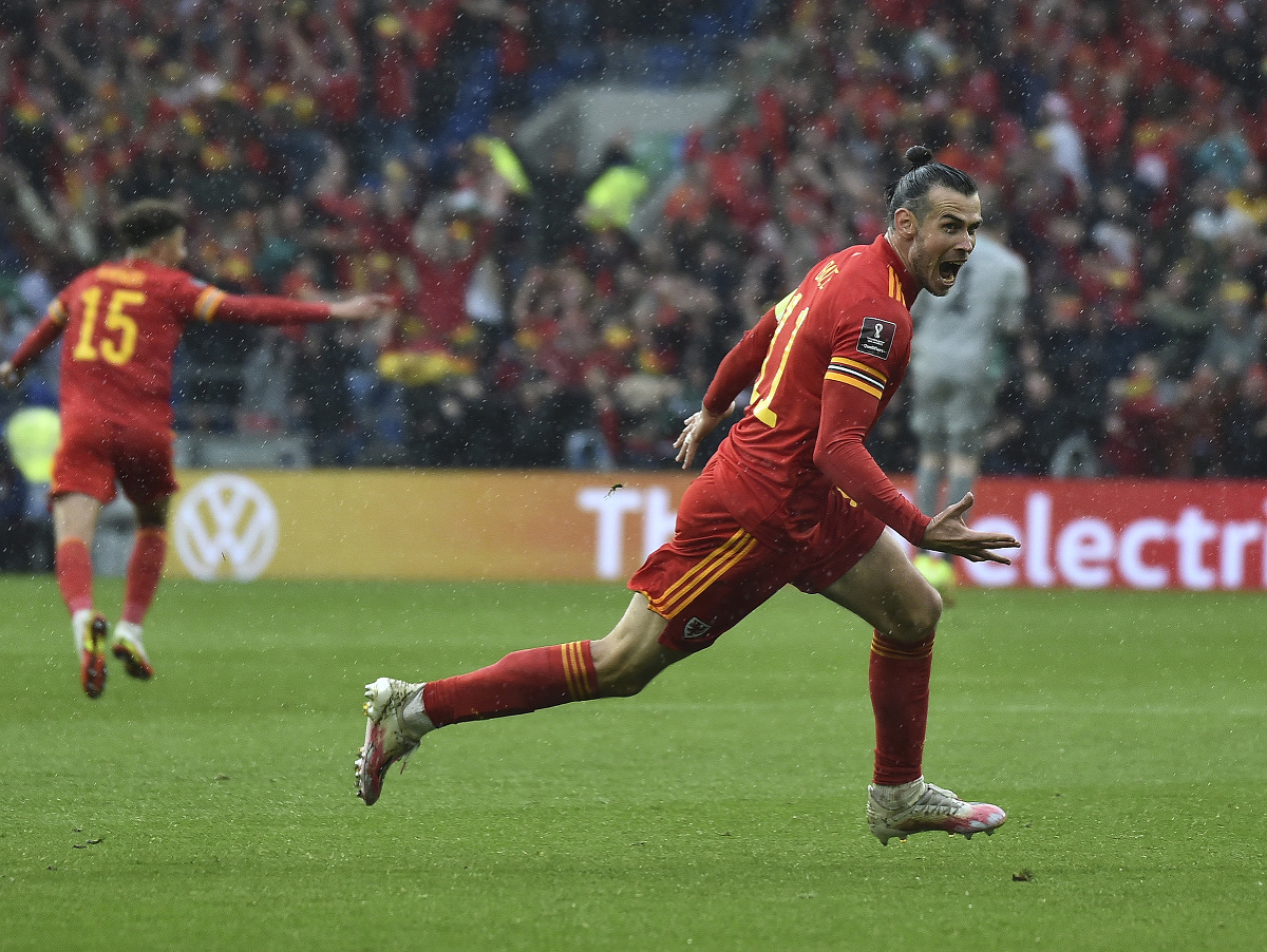 Gareth Bale oslavuje gól Walesu na 1:0
