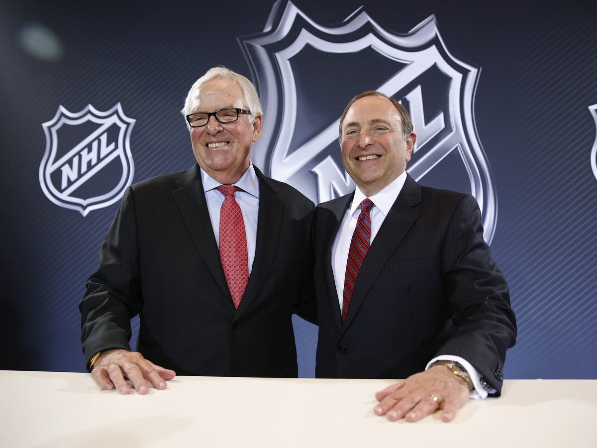 Gary Bettman (vpravo) a Bill Foley počas konferencie, na ktorej oznámili rozšírenie NHL o tím z Las Vegas