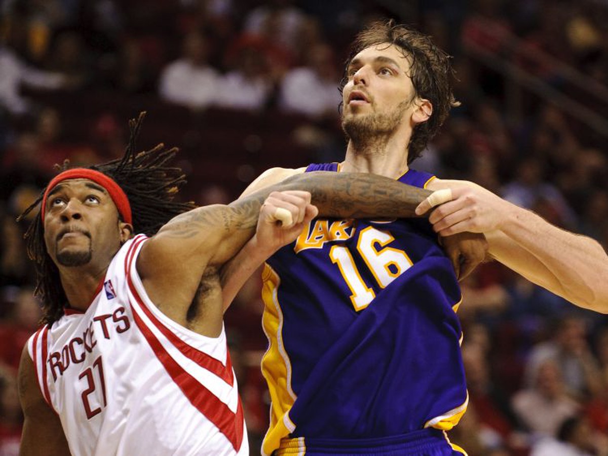 Pau Gasol v súboji s Hillom