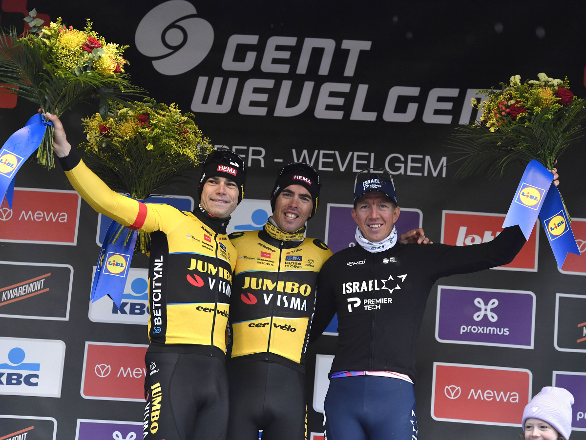 Víťazný francúzsky cyklista Christophe Laporte (uprostred), druhý Belgičan Wout Van Aert (vľavo) s ktorým má rovnaký čas a tretí Belgičan Sep Vanmarcke (vpravo)