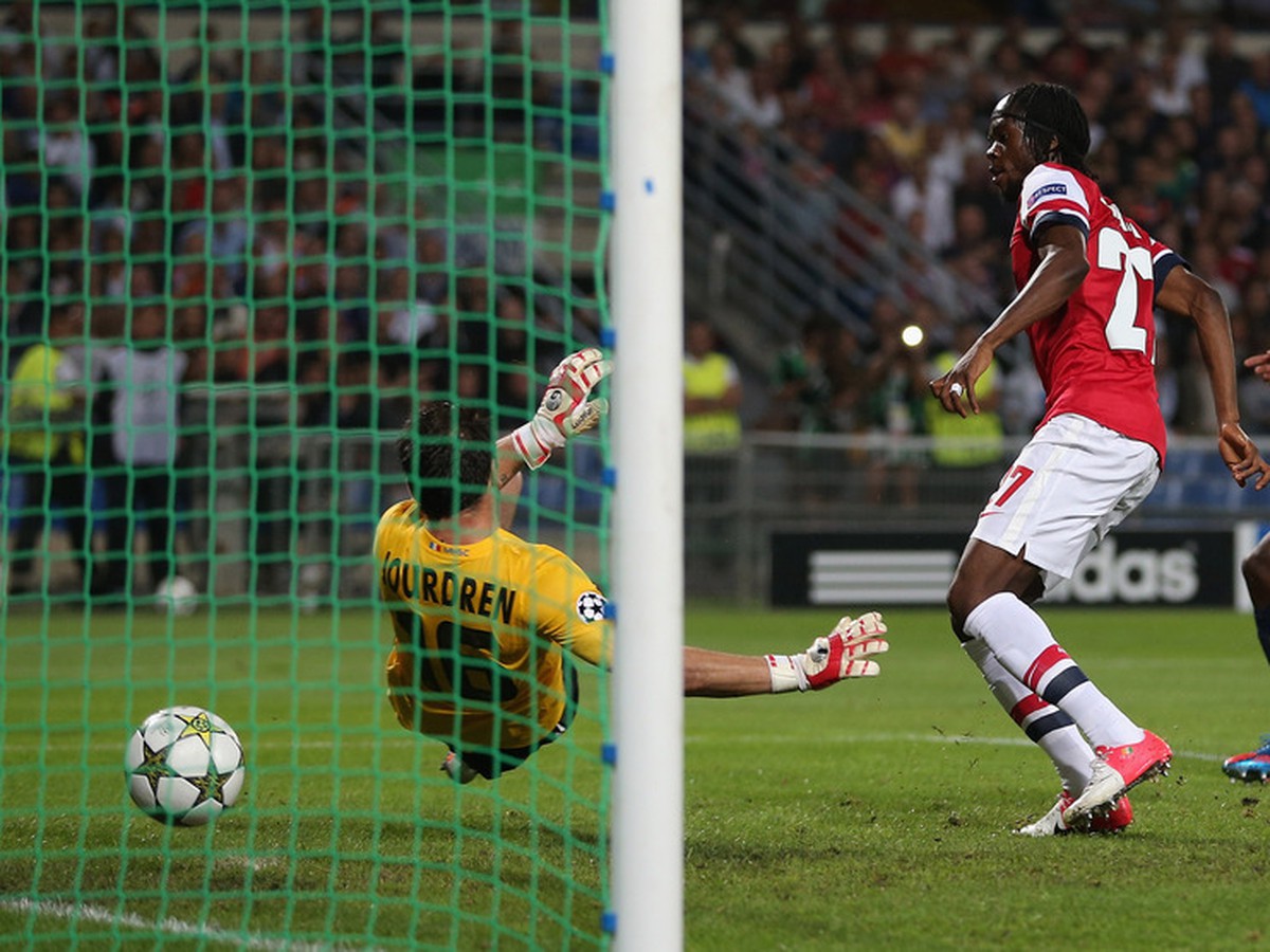 Gervinho dáva druhý gól Londýnčanov  
