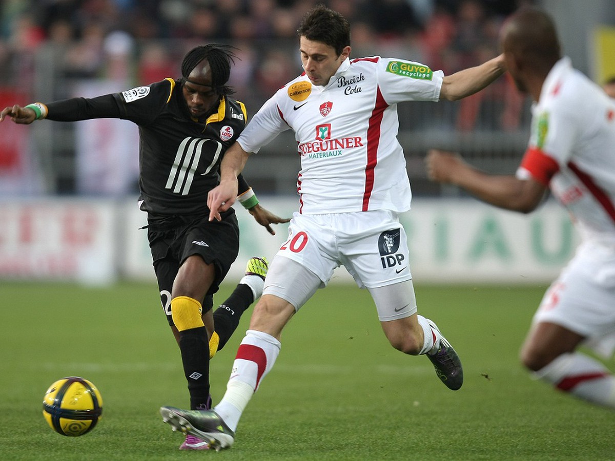 Gervinho a Romain Poyet z Brestu