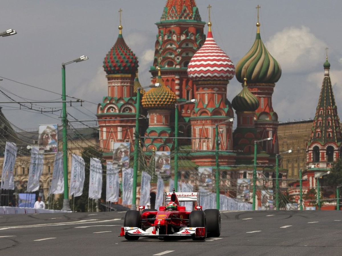 V nedávnej minulosti nepredstaviteľné: Monopost Ferrari sa premáva centrom Moskvy
