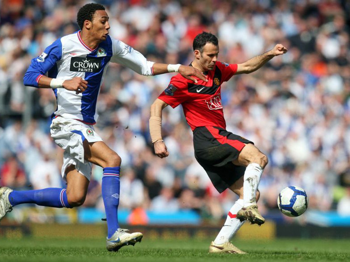 Ryan Giggs v súboji s Nzonzim