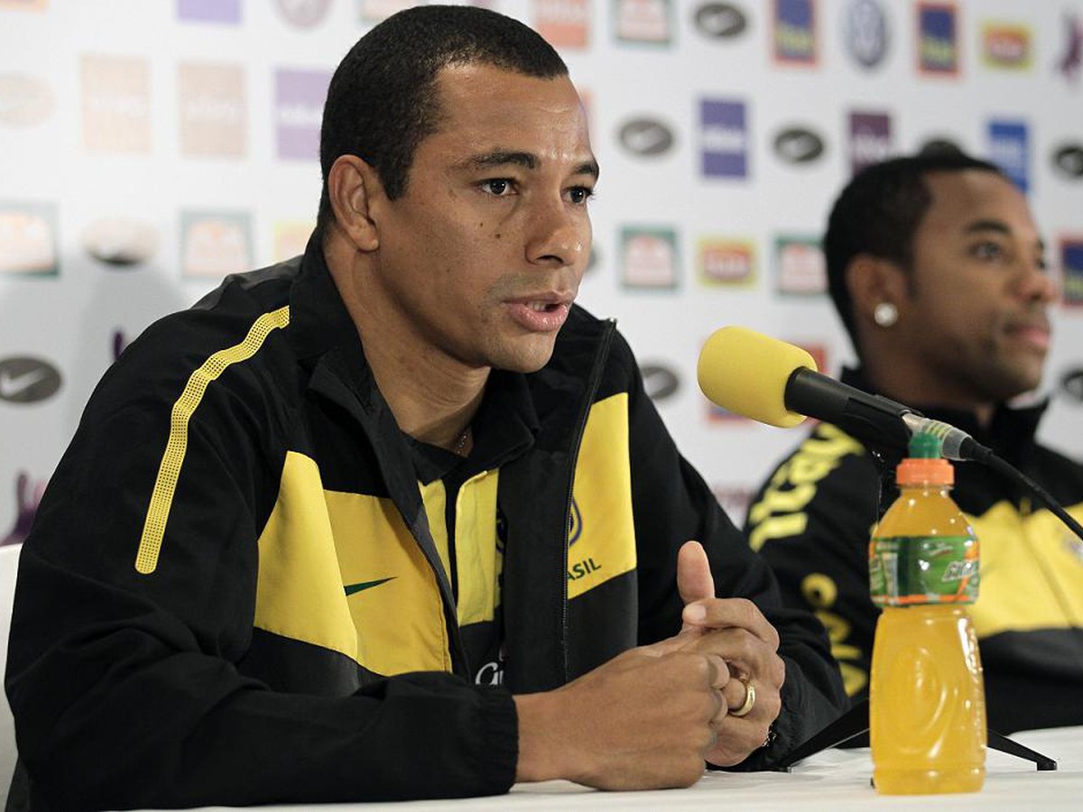 Gilberto Silva a Robinho na tlačovej konferencii