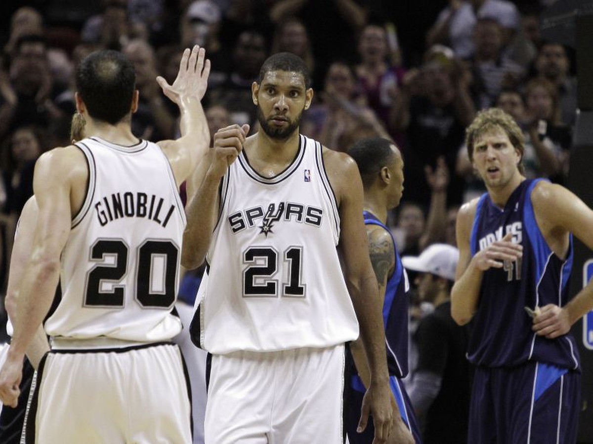 Spokojní Ginobili a Duncan, v pozadí sklamaný Nowitzki