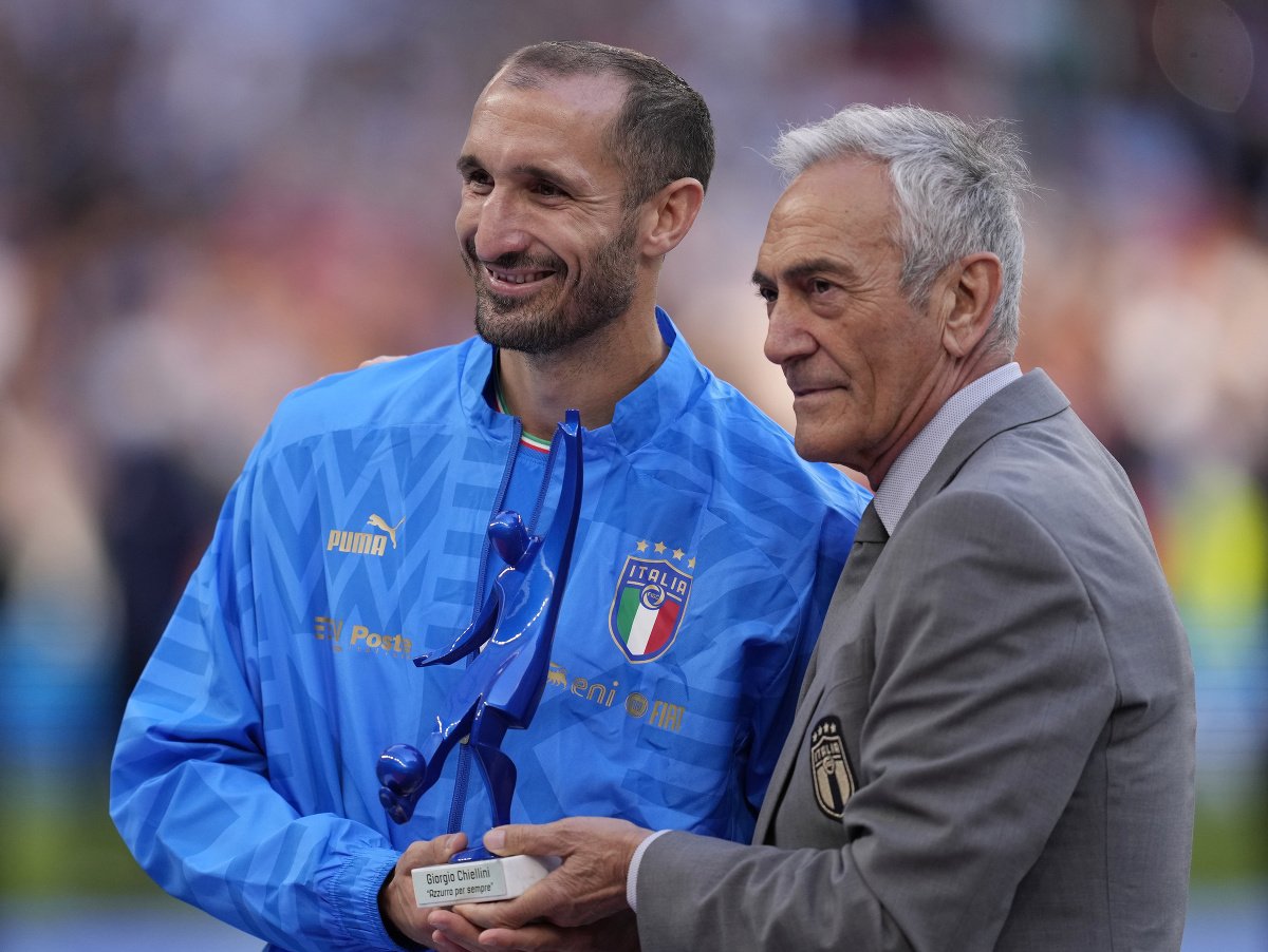 Na snímke vpravo predseda talianskej futbalovej federácie Gabriele Gravina a bývalý taliansky reprezentant Giorgio Chiellini 