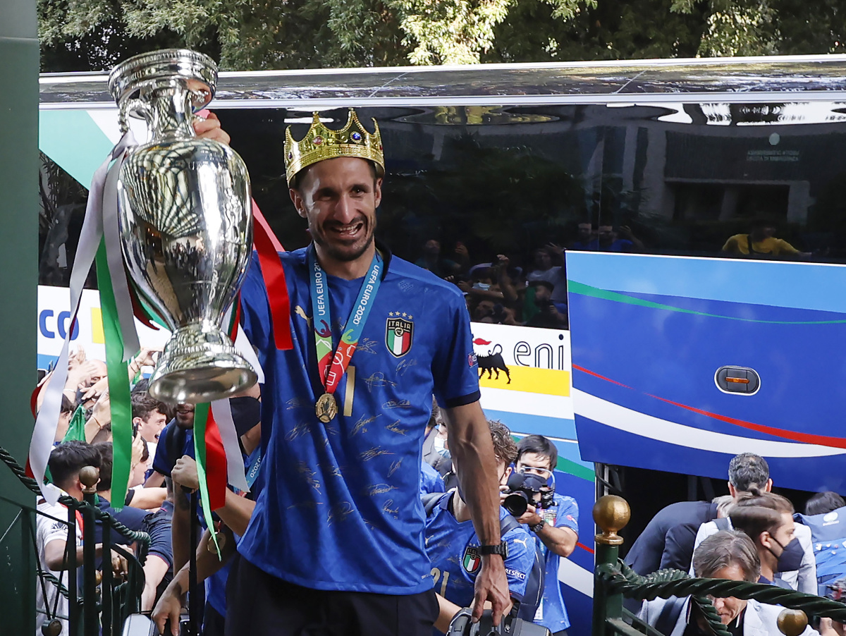 Kapitán talianskej futbalovej reprezentácie Giorgio Chiellini s korunou na hlave drží trofej pre majstrov Európy