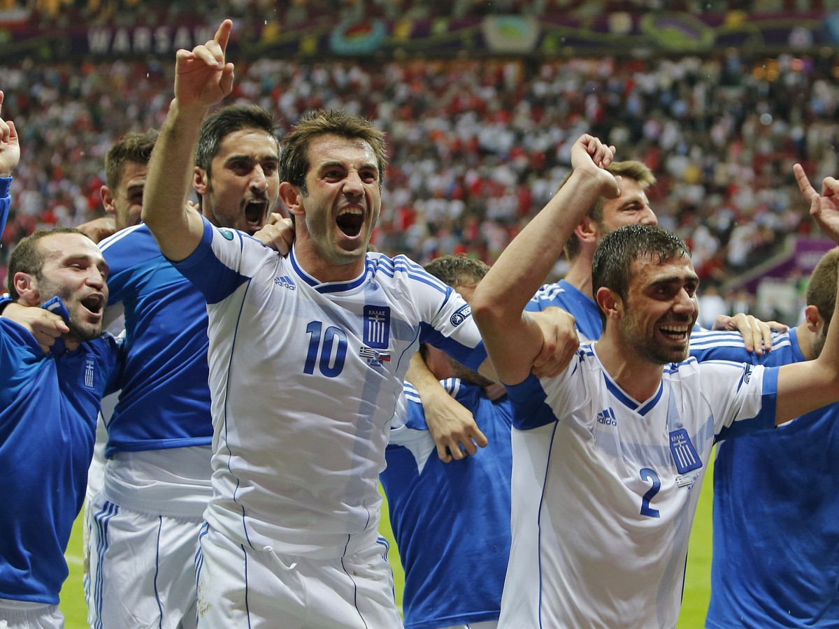 Giorgos Karagounis so spoluhráčmi oslavuje postup Grécka do štvrťfinále