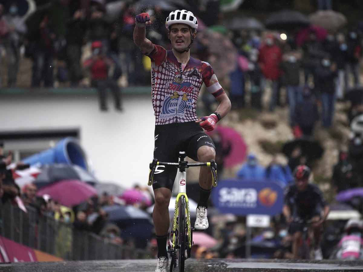 Portugalský cyklista Ruben Guerreiro sa teší na pódiu z víťazstva v 9. etape