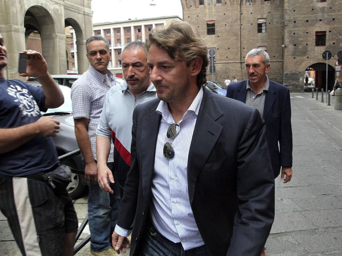 Giuseppe Signori pred policajnou stanicou