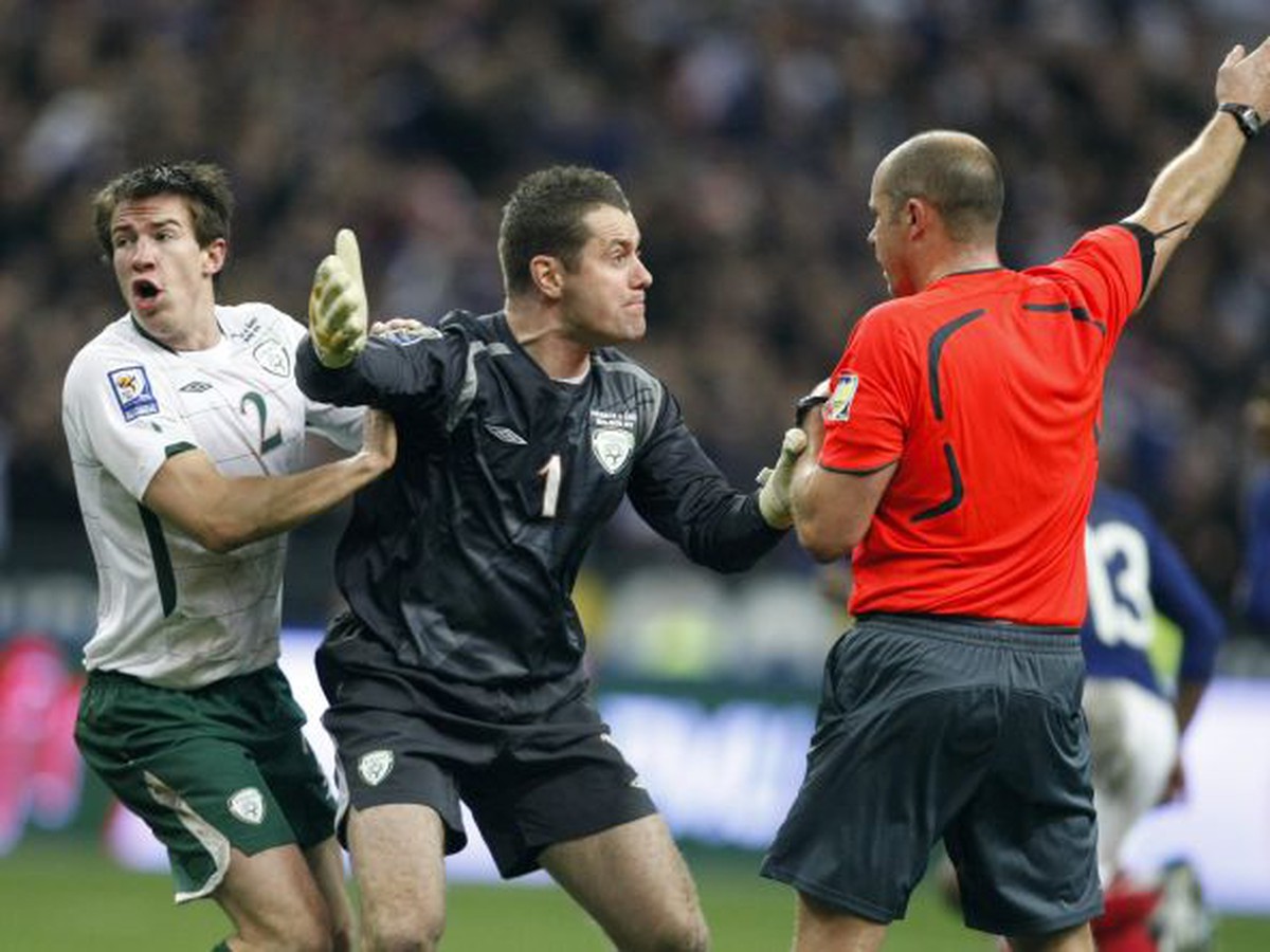 Shay Given protestuje u rozhodcu Hanssona
