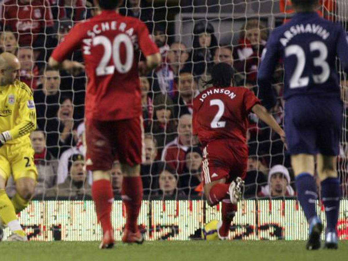 Glen Johnson práve prekonáva Reinu