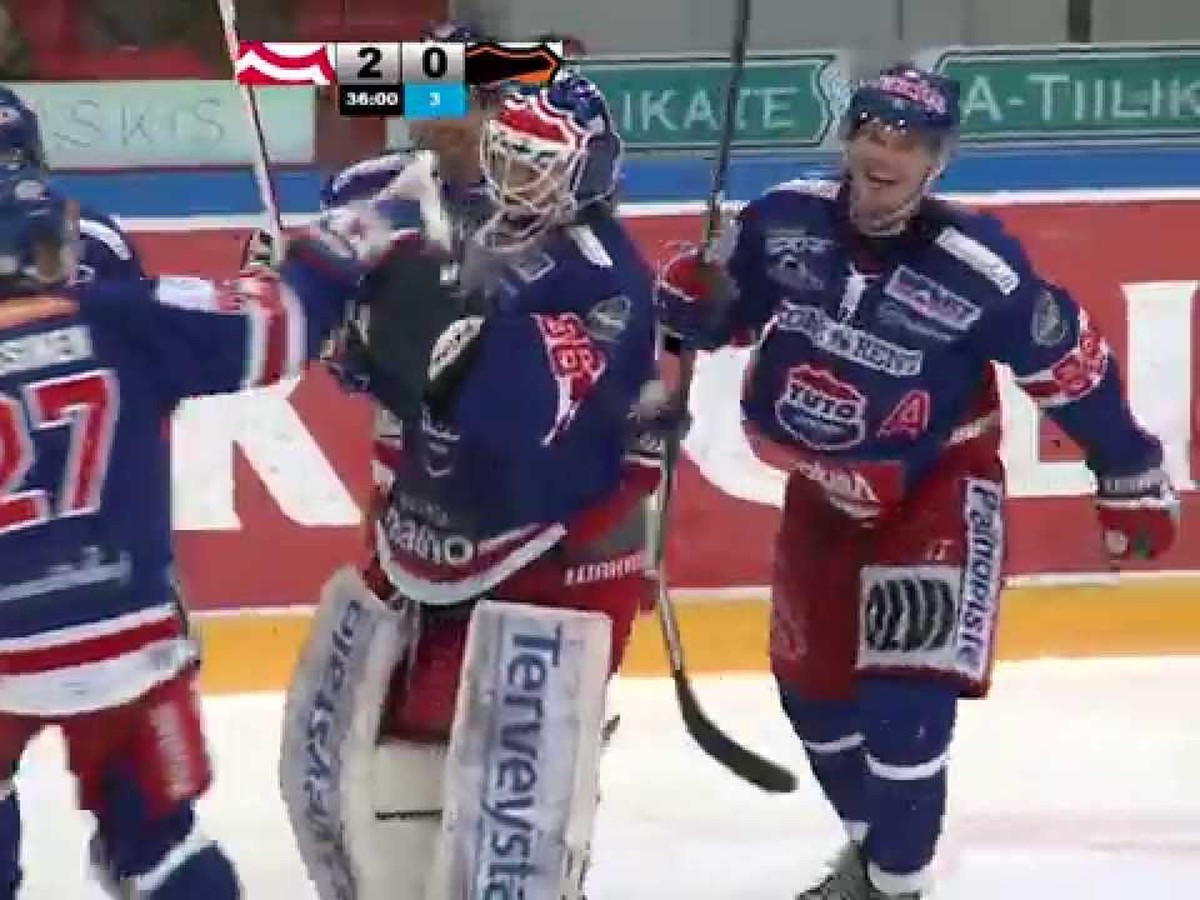 Kaapa Kähkönen so spoluhráčmi oslavuje svoj gól