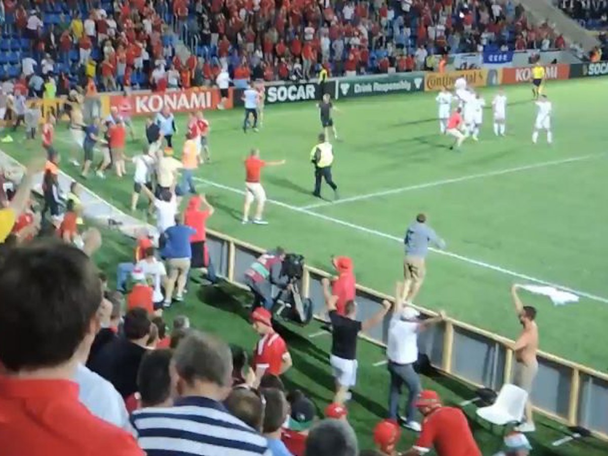 Takto fanúšikovia Walesu vtrhli na ihrisko po góle Garetha Balea